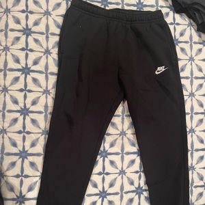 Mens nike joggers size medium. In great condition